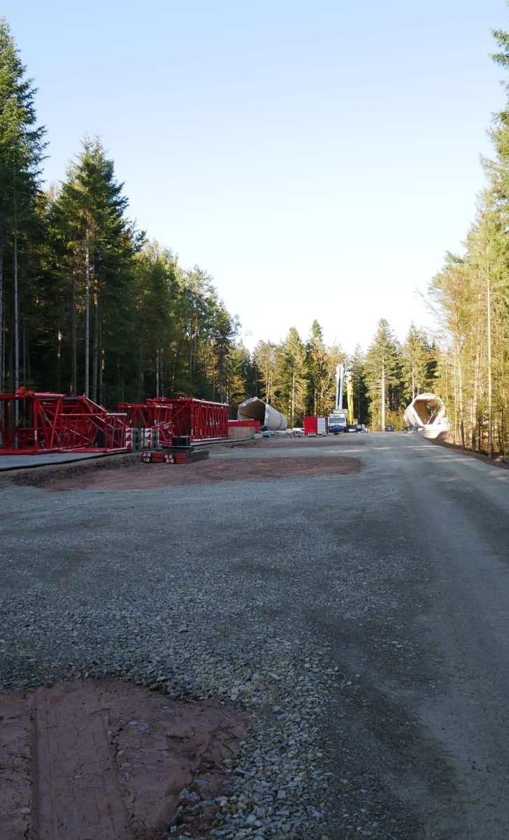 Keine KI - 12 Meter breite Schneisen für die Installation einer Windkraftanlage Keine KI
